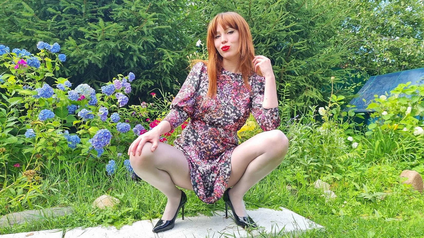 Танцующая рыжая девушка в серых блестящих колготках и в платье в цветочек смотреть онлайн