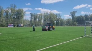 Обслуживание футбольного поля с искусственным покрытием