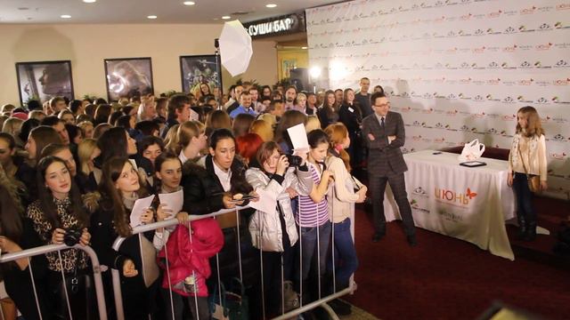 В Красноярске фанатка Пэрис Хилтон зачитала стихи #безумие смотреть онлайн