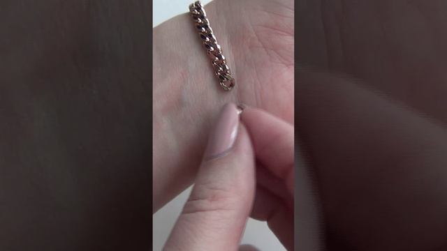 Как надеть золотую цепочку на руку одной рукой без посторонней помощи #shorts