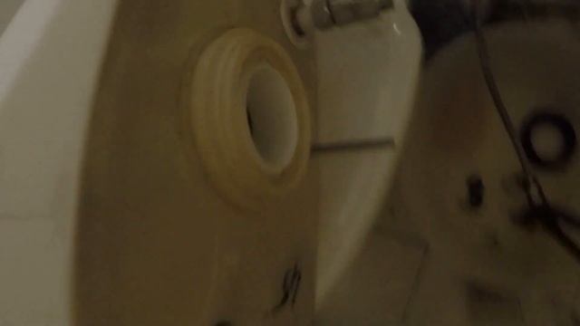 Замена немецкой арматуры сливного бачка на российскую. смотреть онлайн