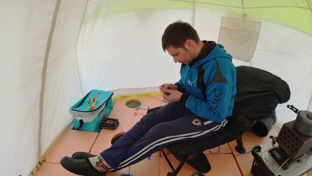 скромная рыбалка со льда в старенькой палатке!!! смотреть онлайн