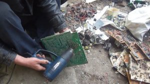 как быстро распаять платы от старых мониторов-телевизоров   строительным феном.