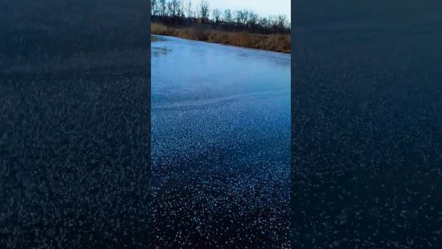 ЗИМНЕЕ ОЗЕРО! ПРОВЕРЯЕМ ЛЁД НА КРЕПКОСТЬ! МОЖНО ЛИ ХОДИТЬ ПО ЛЬДУ? 🙋 смотреть онлайн