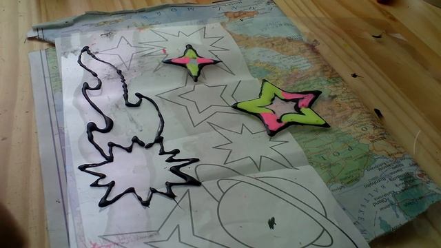 Рисуем витражными красками звездочку и огонь смотреть онлайн