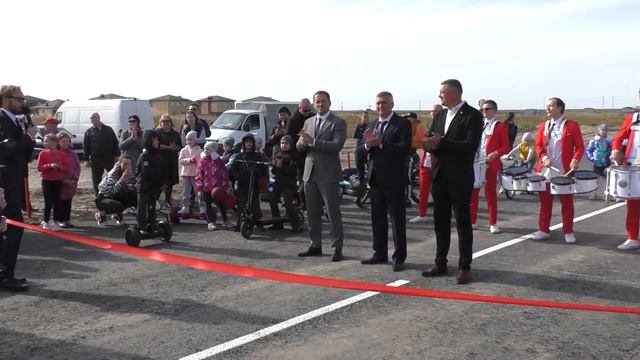Торжественно перерезали красную ленту смотреть онлайн
