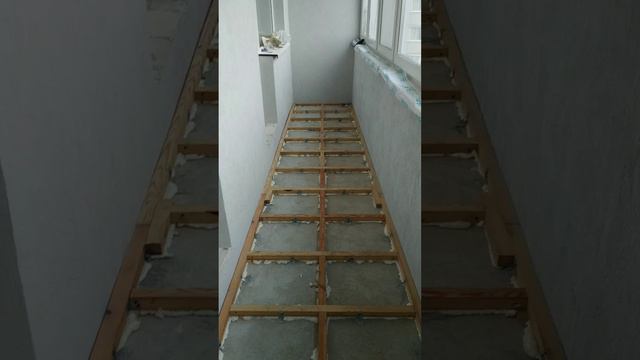 Выравниваю обрешётку лаг для пола. Всё просто. смотреть онлайн