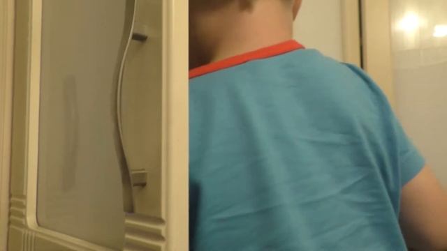 ПРАНКИ над старшим братом ПЕРЕЦ В ВАРЕНЬЕ КНОПКА НА СТУЛЕ PRANK on older brother смотреть онлайн