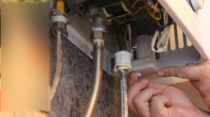 Как заменить батарейку на газовой колонке.Не работает,не зажигается колонка.