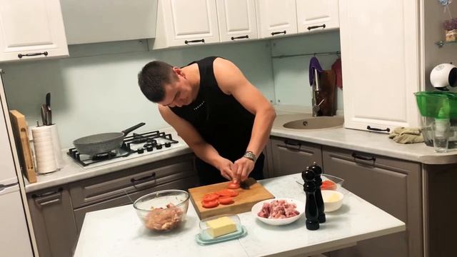 Куриные бёдра с помидором и сыром смотреть онлайн