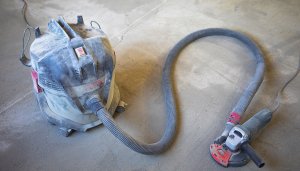 Отшлифовал бетонную стяжку М300 с помощью болгарки