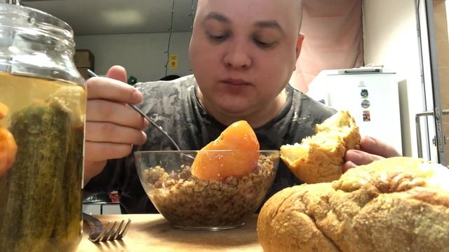 ГРЕЧКИ С ТУШЁНКОЙ УПОРОЛ/ НАСТУПИЛА НАСТОЯЩАЯ ЗИМА/ МУКБАНГ MUKBANG смотреть онлайн