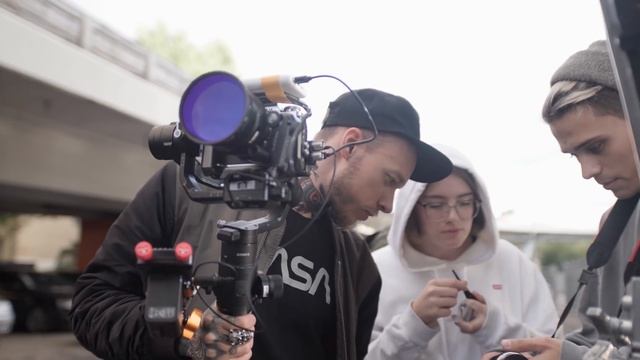 Как Снять КИНО? Повторяем Сцены КУЛЬТОВЫХ Фильмов | Схемы СВЕТА из Джокера и «Старикам тут не место смотреть онлайн