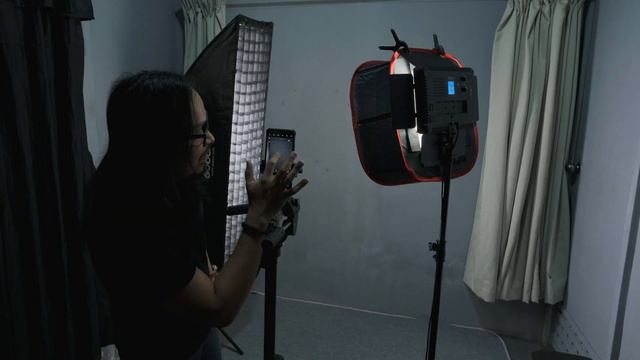 Self Portrait Using A Cellphone Camera смотреть онлайн