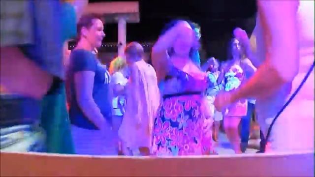 Танцы в развлекательном центре " Чайка ". п. Кабардинка. Июль 2016 год. смотреть онлайн