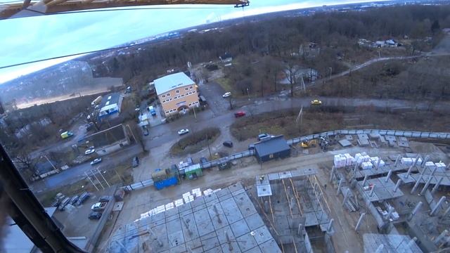 Крановщик о страхе работе на башенном кране ! Монтаж плит перекрытия. смотреть онлайн