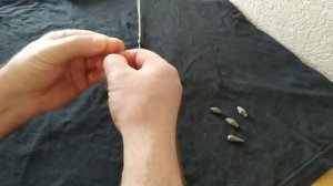 самая простая оснастка для ловли зимой хариуса и ельца на лесных речках .