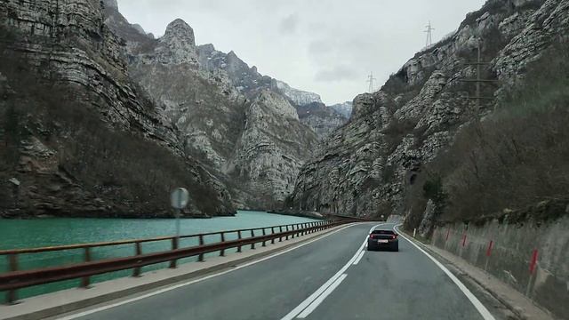 Босния и Герцеговина, бирюзовая река и красивые горы смотреть онлайн