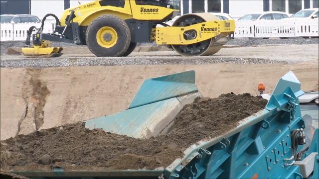 Excavator Volvo EC 300 Load Mobile Sand Classifier