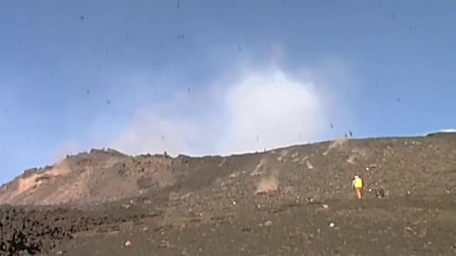 Lava bombs nearly hit a man on Etna volcano смотреть онлайн