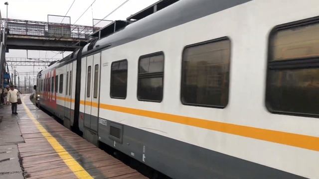 Электропоезд ЭП2Д-0141 на платформе Серп и Молот смотреть онлайн