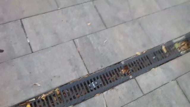 Чугунные решетки водостоков настолько же плохи, как и звенящие из нержавейки! смотреть онлайн