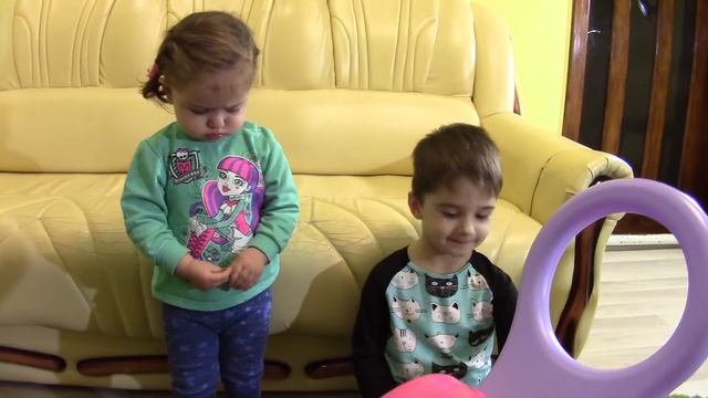 Тимур и Николь. Сюрприз от папы. Машинка толокар Мини Маус. Обзор и много радости. смотреть онлайн