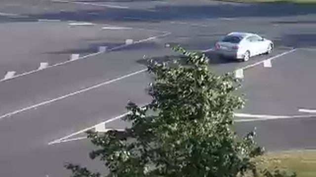 Lexus IS250 сигналит на перекрёстке (www.power.lv) смотреть онлайн