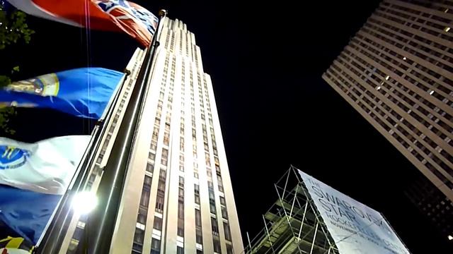 Ice skating at Rockefeller Center, New York City HD смотреть онлайн