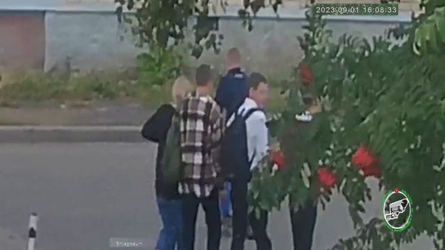 Подросток отобрал у малыша самокат.