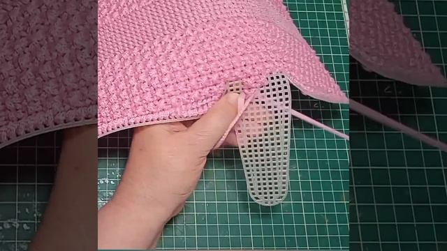 Розовая сумочка на пластиковой канаве. Красивая и нежная.