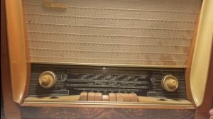 Ламповая радиола Латвия, которой необходима забота и профилактика. Первое включение.