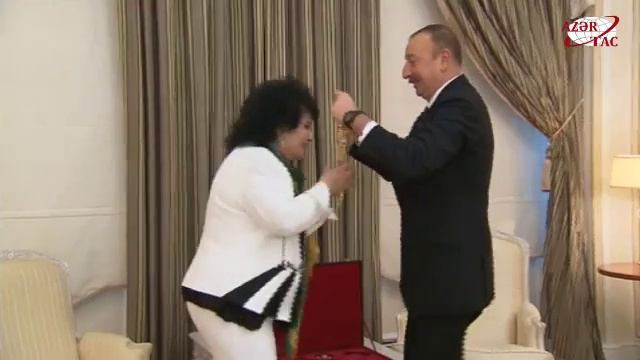 Президент Ильхам Алиев вручил народной артистке Зейнаб Ханларовой орден «Гейдар Алиев» смотреть онлайн