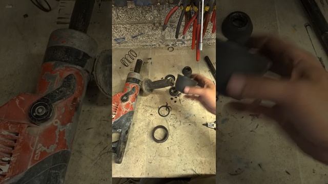 Fixing a Hilti TE 55 tool holder repair. Will not load or hold a chiel.This is the last one. смотреть онлайн
