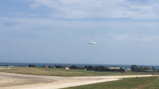 Go around at Bari airport for Ryanair FR4327 смотреть онлайн