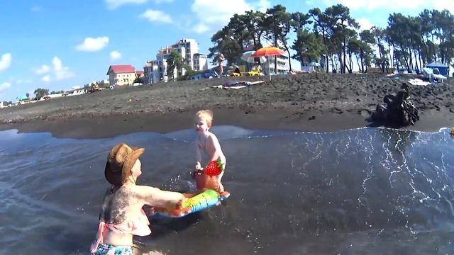 ГРУЗИНСКИЙ ВОЯЖ. МАГНИТНЫЙ песок на море. ПЛЯЖ УРЕКИ. СЕНТЯБРЬ в Грузии смотреть онлайн