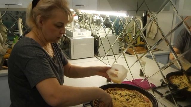 ПОДЧИЩАЕМ ХОЛОДИЛЬНИК... ПРОБУЮ ХЛЕБ НА МОЛОКЕ)) смотреть онлайн