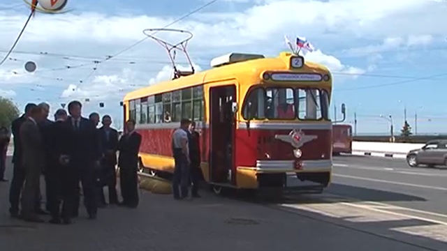 Ретротрамвай вышел на улицы города смотреть онлайн