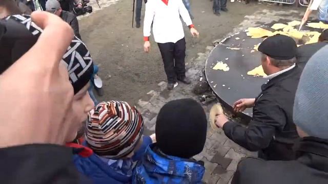 В Ставрополе,на масленицу испекли огромный блин, и кормили россиян совковыми лопатами 02 03 2014 смотреть онлайн