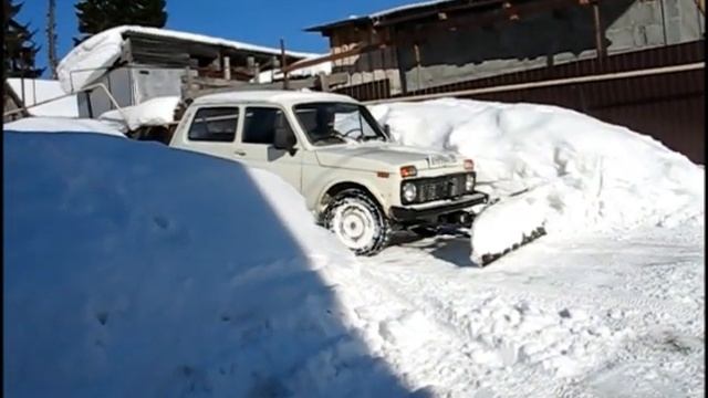 Я в Октябрьском ХМАО-Югра, чистка снега машиной типа Нива смотреть онлайн