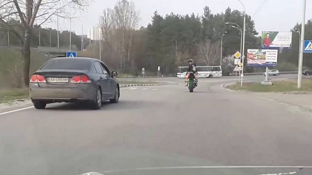 Байкер 80 левл. Шоу на трассе стоя на мотоцикле. смотреть онлайн