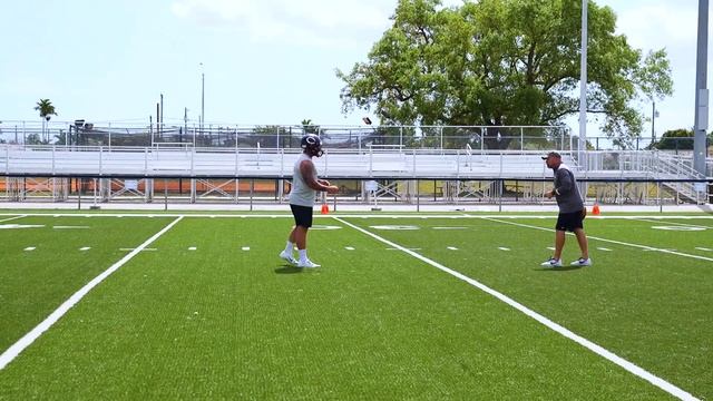 Quarterback Drills: The Shotgun Snap Drill смотреть онлайн