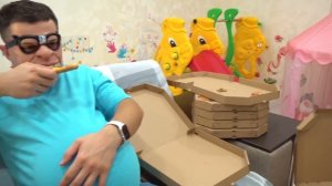 Ева показывает папе как