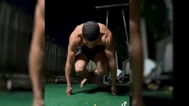 СПОРТСМЕНЫ ПОВТОРЯЮТ СТОЙКИ ИЗ БОЙЦА БАКИ смотреть онлайн