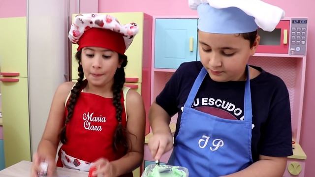 MARIA CLARA É COZINHEIRA POR UM DIA E PREPARA BISCOITOS DE NATAL PRO PAPAI NOEL COZINHA DE BRINQUED