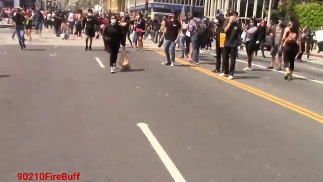 George Floyd Protests in the Fairfax District of Los Angeles - Police Cars Burned & Vandalized смотреть онлайн