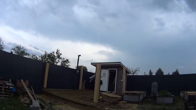 Терраса с навесом своими руками (четвертая серия) устанавливаем столбы и опорные балки крыши 300мм смотреть онлайн
