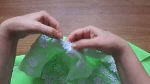 Как обработать  красиво  горловину  блузки  кружевом.