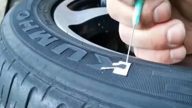Белые надписи на колесах с помощью шприца,Inscriptions on wheels with their hands смотреть онлайн