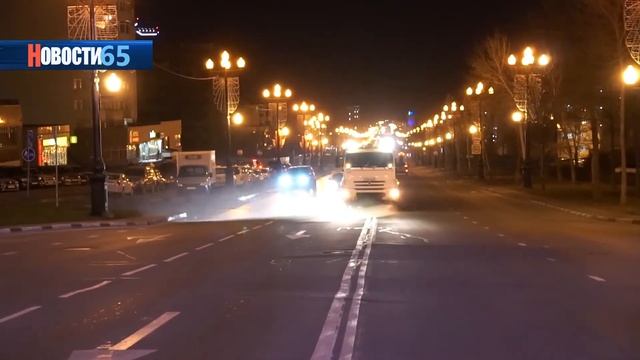 Чистые улицы продолжают радовать жителей областного центра, только теперь их моют не днем, а ночью.